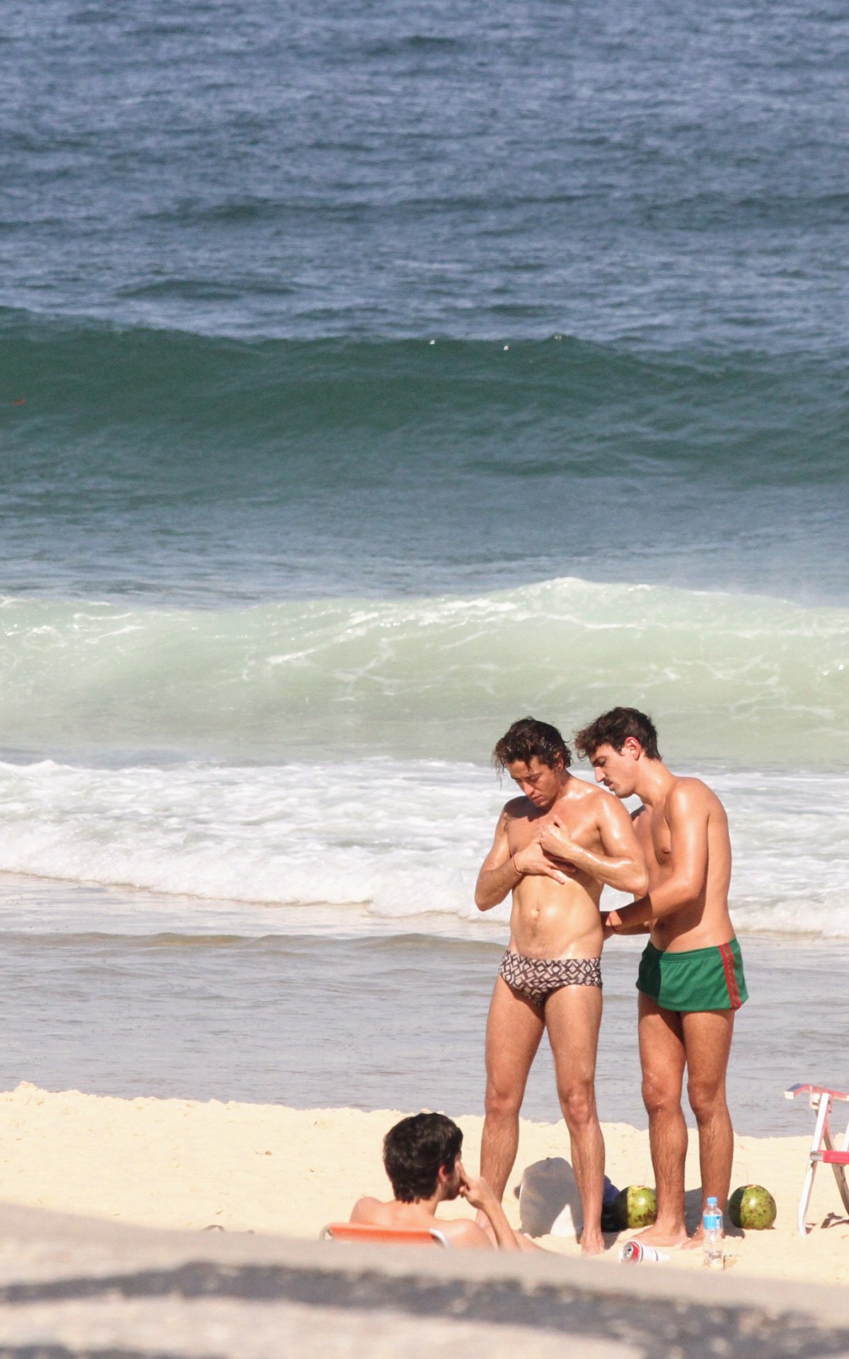 Jesu&Atilde;&shy;ta Barbosa e seu novo affair, C&Atilde;&shy;cero Ibeiro, curtem dia de sol em praia da Zona Sul do Rio