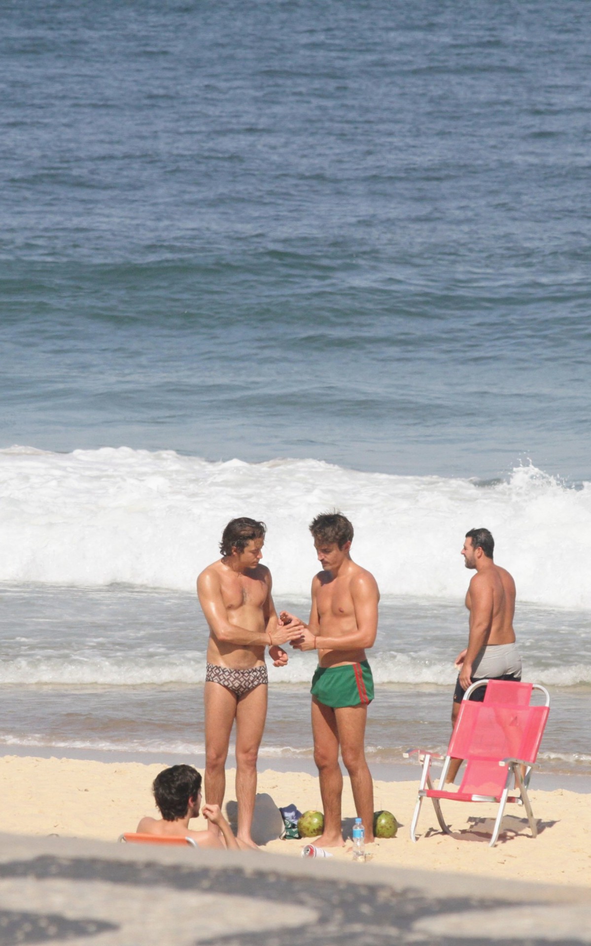 Jesu&iacute;ta Barbosa curte praia com seu novo affair, C&iacute;cero Ibeiro