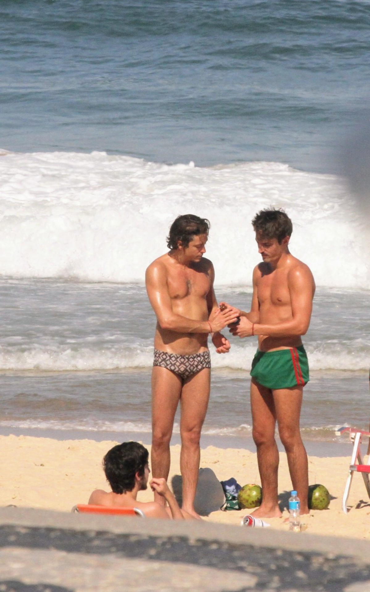 Jesu&iacute;ta Barbosa e seu novo affair, C&iacute;cero Ibeiro, curtem dia de sol em praia da Zona Sul do Rio