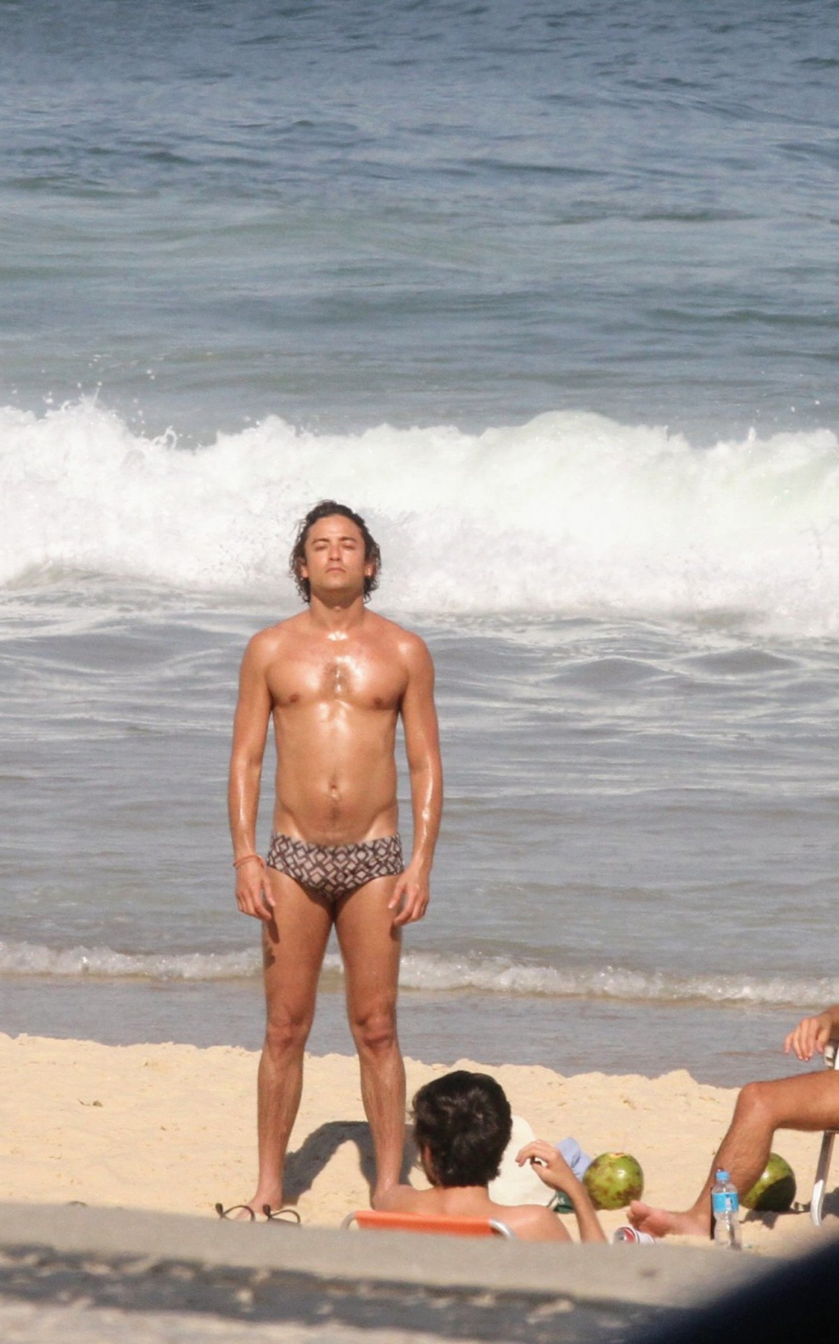 Jesu&iacute;ta Barbosa e seu novo affair, C&iacute;cero Ibeiro, curtem dia de sol em praia da Zona Sul do Rio