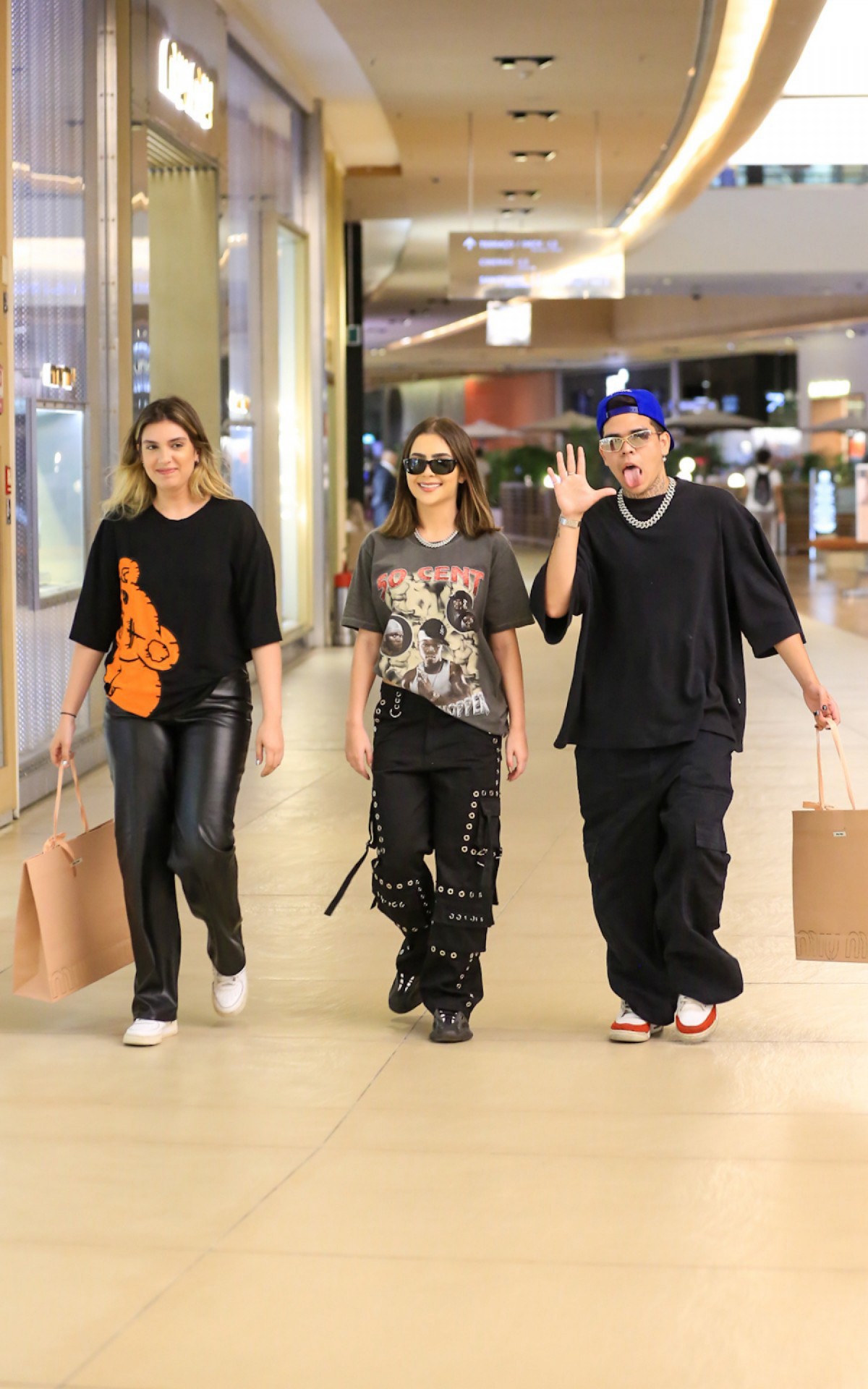Jade Picon passeia no shopping com amigos na noite desta quinta-feira