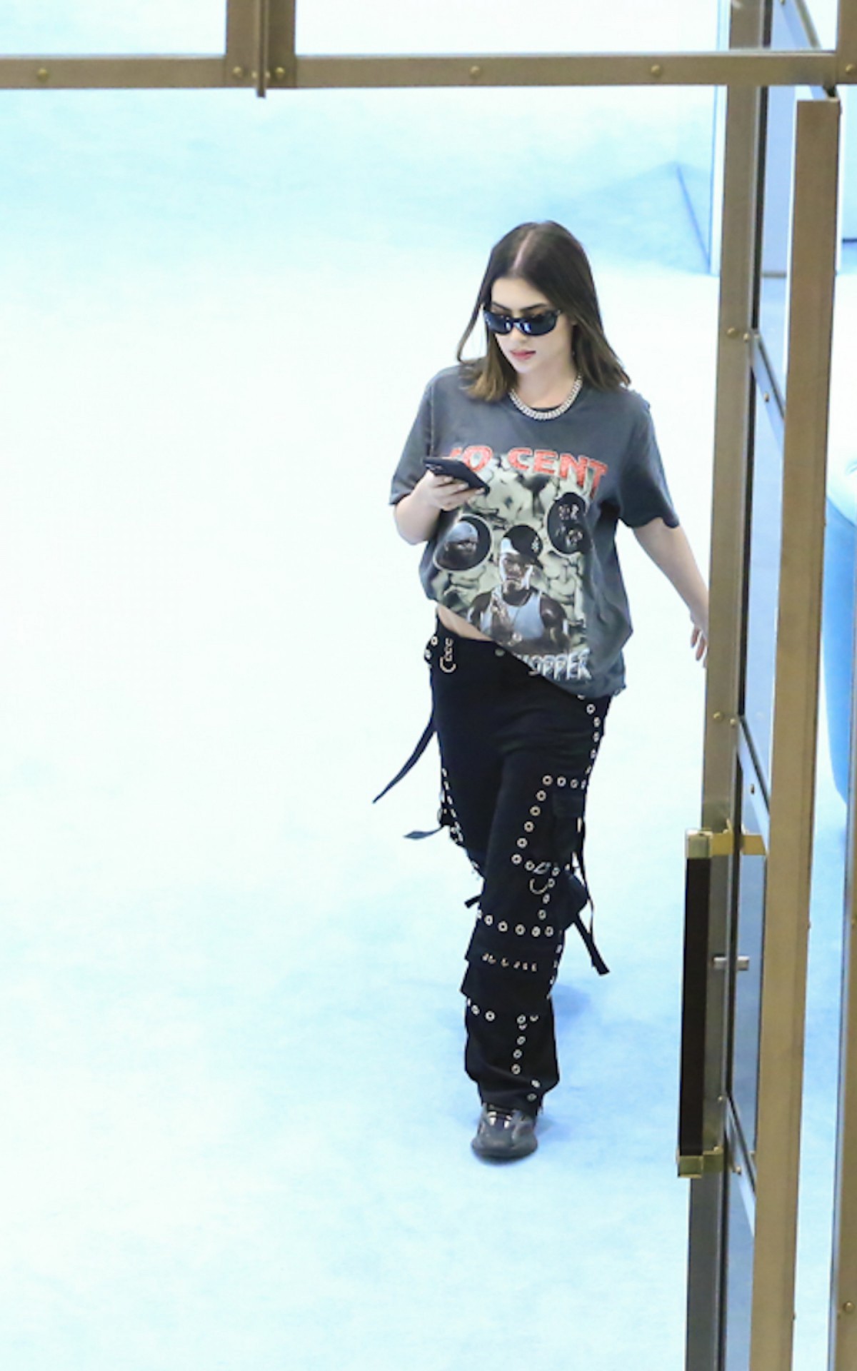 Jade Picon passeia no shopping com amigos na noite desta quinta-feira