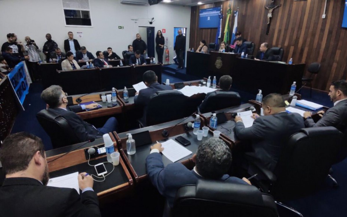 A sess&atilde;o foi marcada por intenso protesto dos servidores 