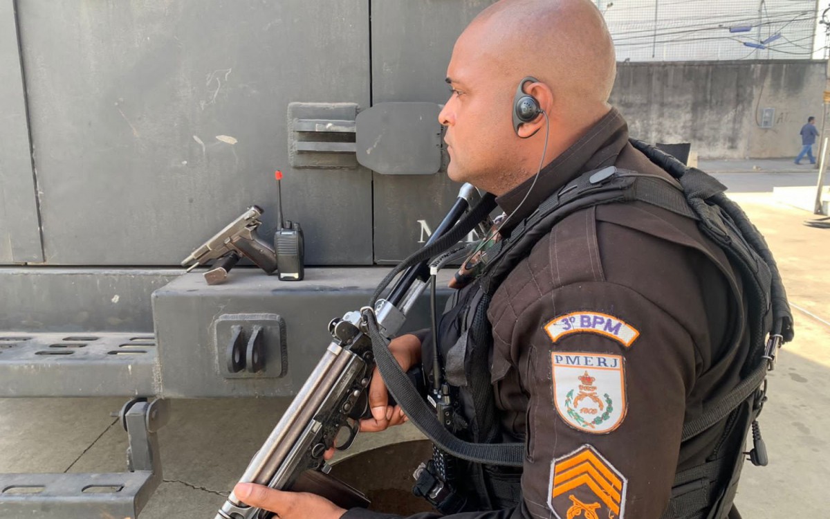 No Engenho da Rainha, um criminoso foi preso e com ele, apreendidos uma arma, muni&ccedil;&otilde;es e um r&aacute;dio transmissor