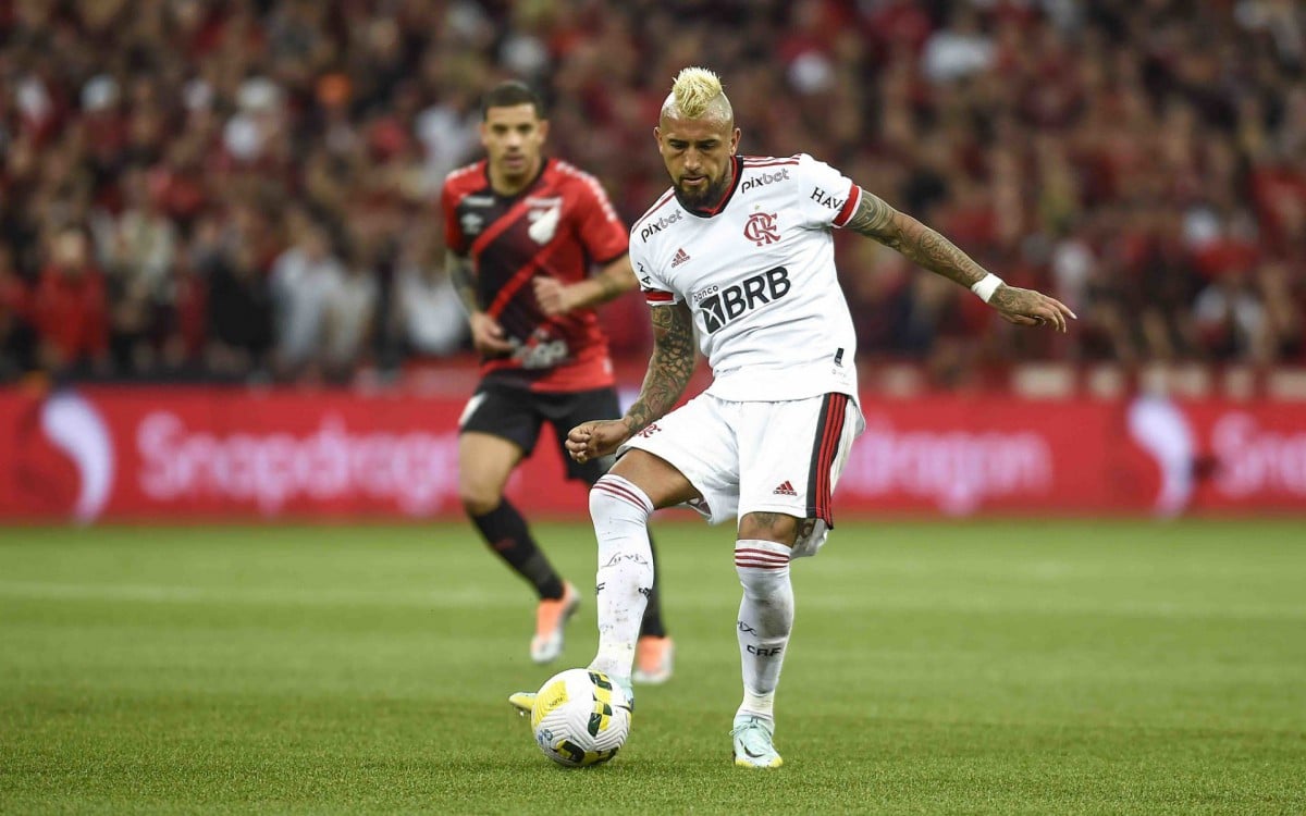 Dorival Júnior pede cautela com Vidal no Flamengo: Ficou muito tempo parado
