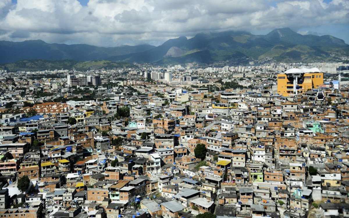 Apesar da PM informar que n&atilde;o h&aacute; a&ccedil;&atilde;o no Complexo do Alem&atilde;o, moradores relataram confronto na regi&atilde;o