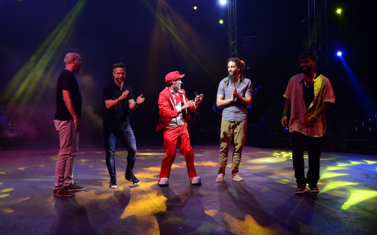 Famosos se divertem no circo, na Barra da Tijuca, na noite desta quinta-feira