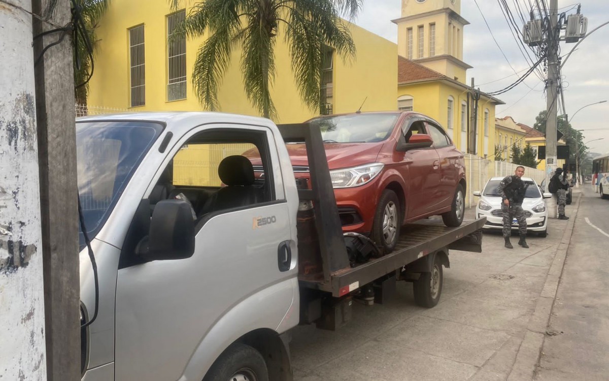 PM apreendeu tr&ecirc;s carros roubados no Jacar&eacute;