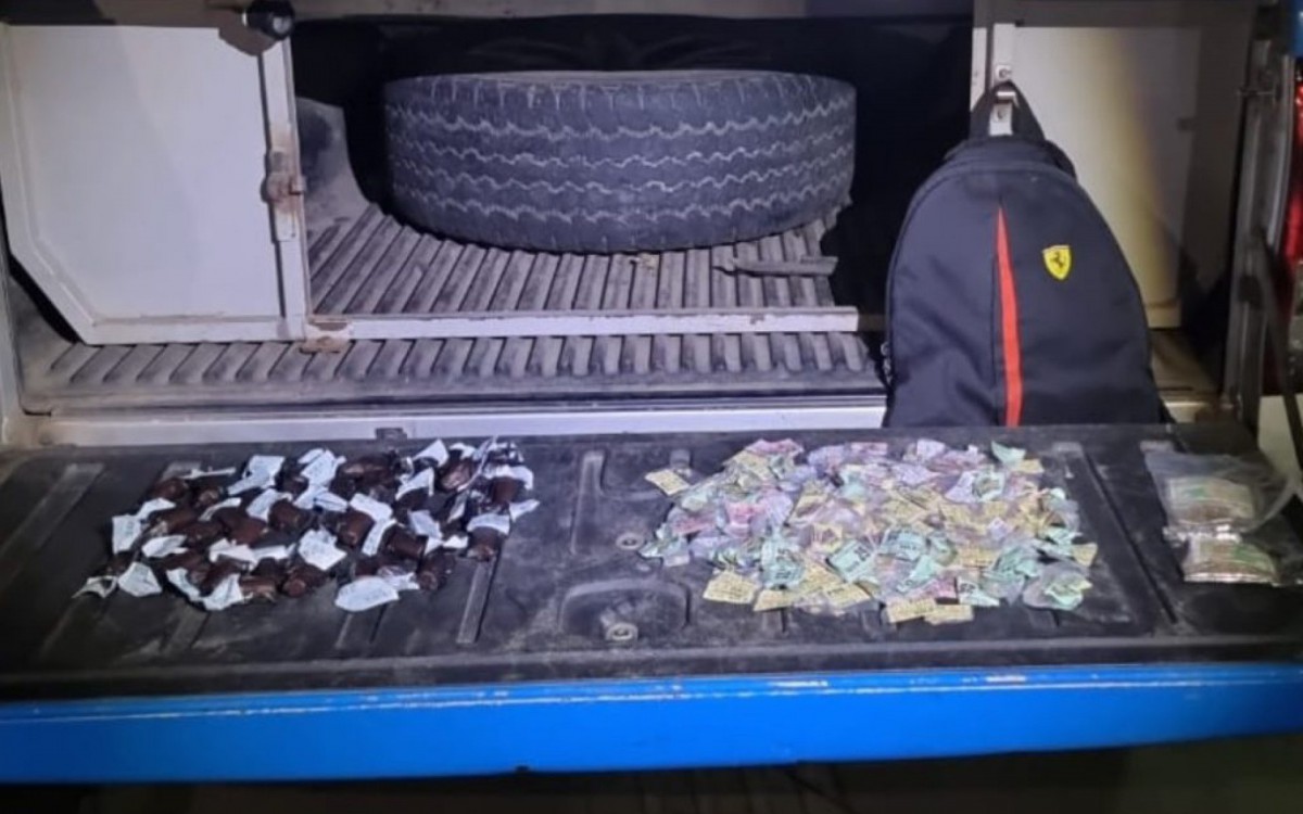 Foram apreendidas 43 c&aacute;psulas de coca&iacute;na, 182 pedras de crack, dois tabletes de maconha, R$ 30 em esp&eacute;cie e um aparelho celular