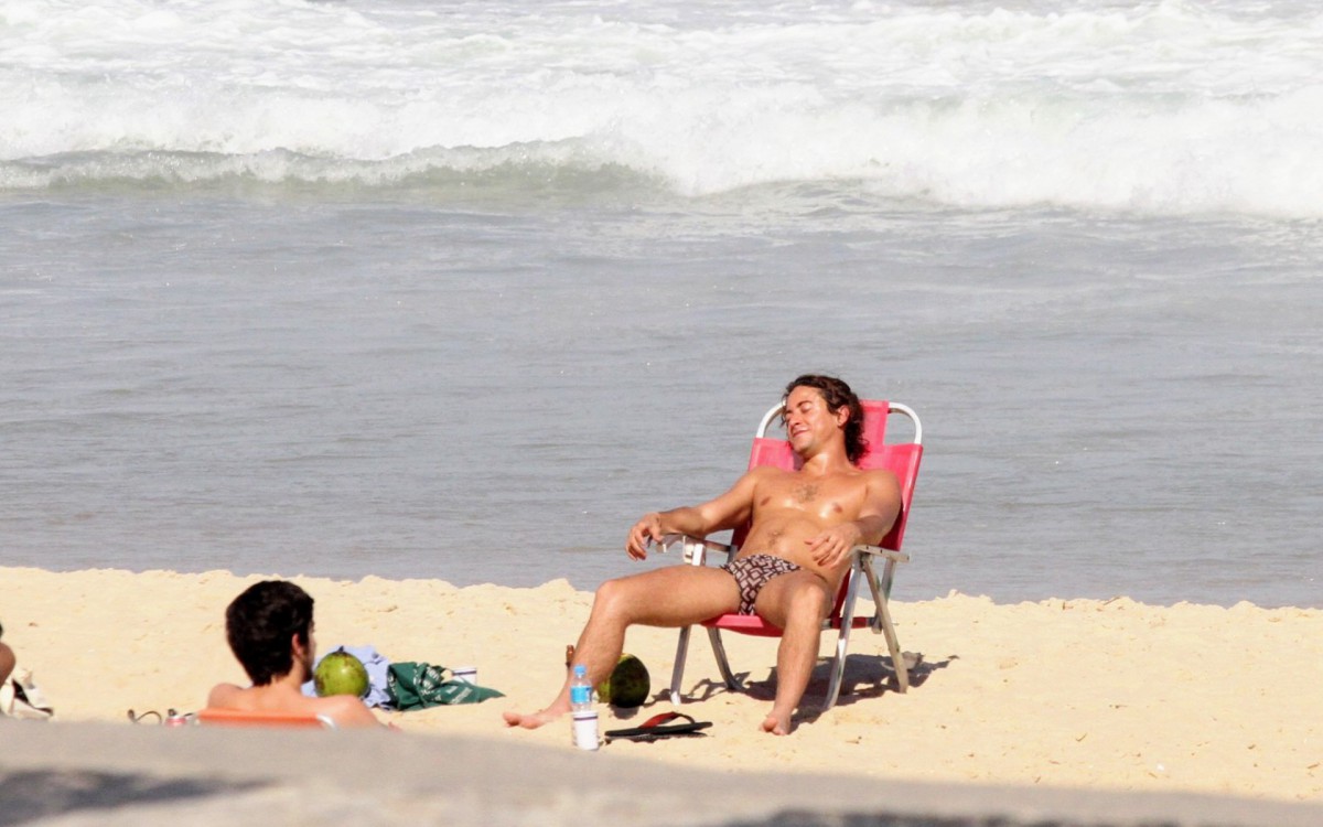 Jesu&iacute;ta Barbosa curte dia de sol em praia do Rio