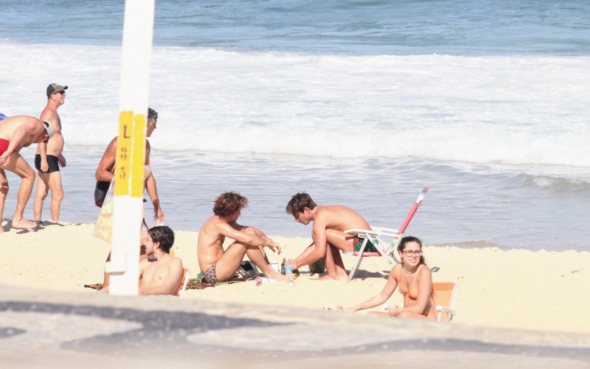 Jesu&iacute;ta Barbosa curte praia com seu novo affair, C&iacute;cero Ibeiro