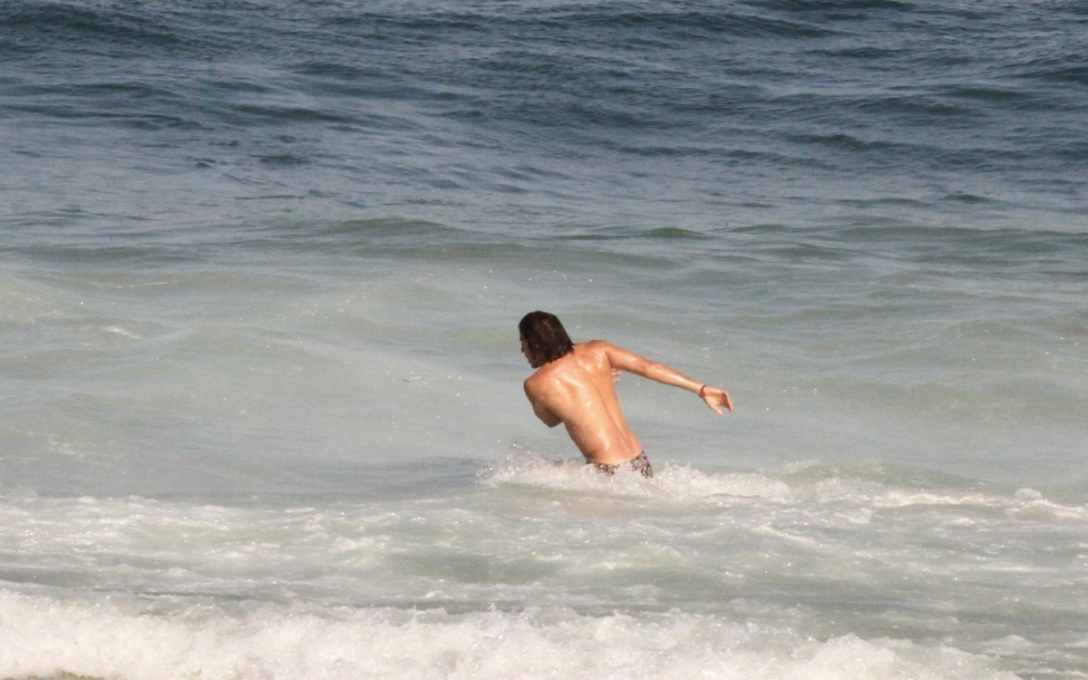 Jesu&iacute;ta Barbosa e seu novo affair, C&iacute;cero Ibeiro, curtem dia de sol em praia da Zona Sul do Rio