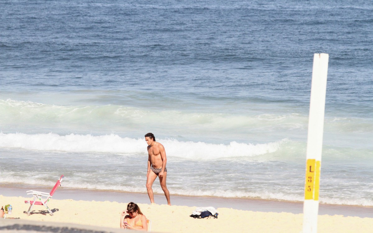 Jesu&iacute;ta Barbosa e seu novo affair, C&iacute;cero Ibeiro, curtem dia de sol em praia da Zona Sul do Rio