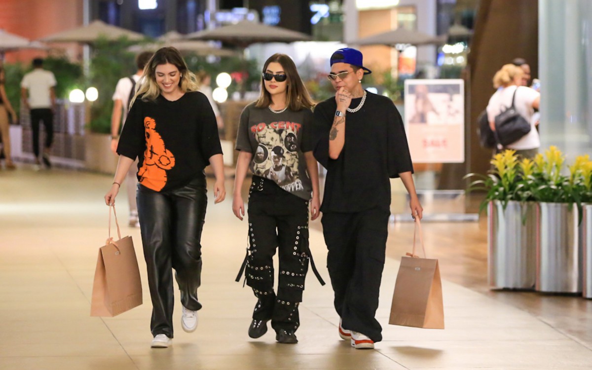 Jade Picon passeia no shopping com amigos na noite desta quinta-feira