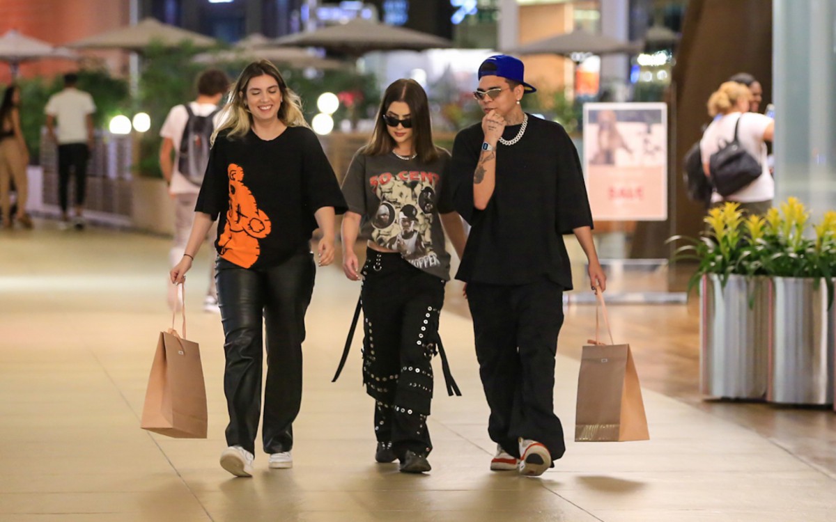 Jade Picon passeia no shopping com amigos na noite desta quinta-feira