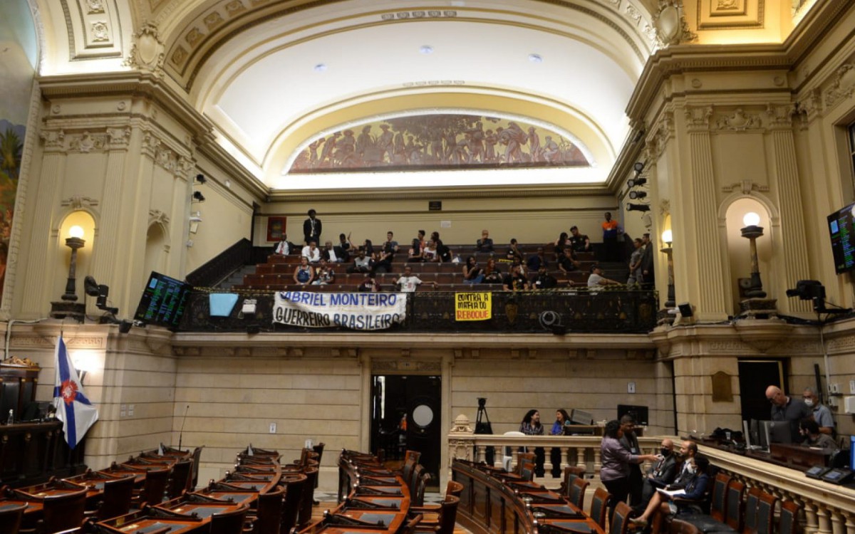 Manifestantes e apoiadores de Gabriel Monteiro trocam gritos na C&acirc;mara do Rio
