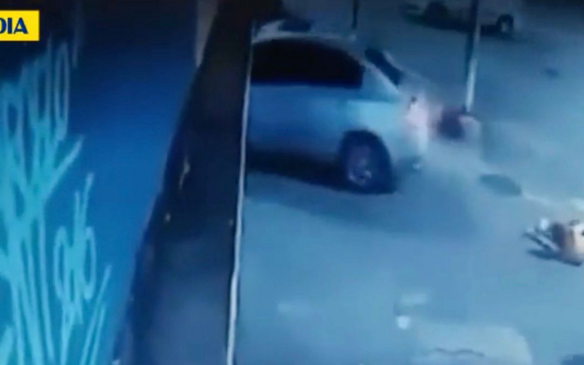 Imagens mostram momento em que motorista teria atropelado jovem por pensar se tratar de um assalto. 