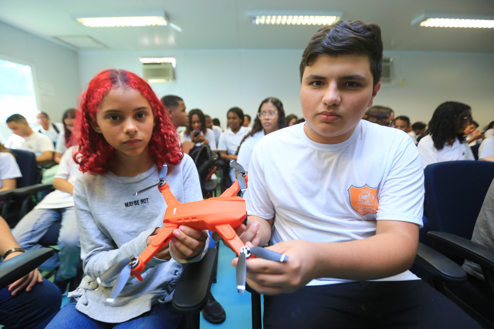 Maria Vitória e Marlon Silva aprenderam como funciona um drone - Rafael Barreto / PMBR