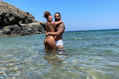 Sheron Menezes aproveita lua de mel em Mykonos com o maridão