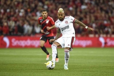 Dorival Júnior pede cautela com Vidal no Flamengo: 'Ficou muito tempo parado'