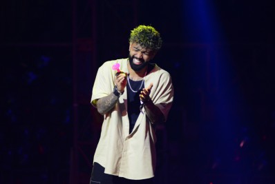 Gabigol, Diego Ribas e Alex Escobar se divertem em espetáculo de circo