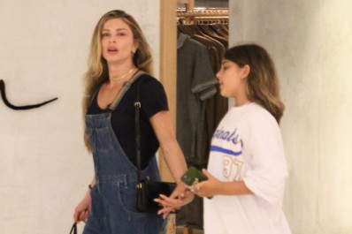 Grazi Massafera passeia no shopping com a filha; veja as fotos