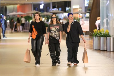 É muito estilo! Jade Picon usa look 'rapper' em passeio no shopping