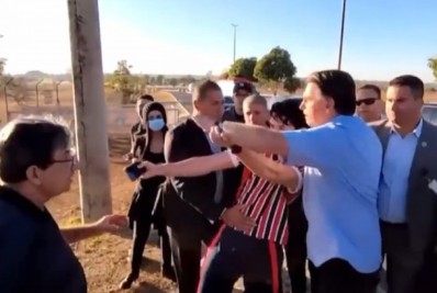 Bolsonaro é provocado e parte para cima de youtuber; veja vídeo