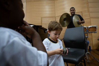 Pais e alunos de creche municipal participam de concerto didático