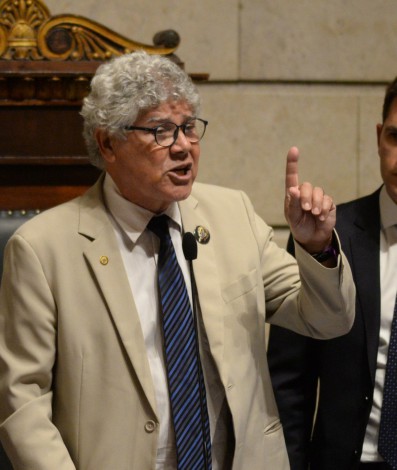 Vereadores falando durante o julgamento de Gabriel Monteiro na C&acirc;mara dos vereadores, no Centro do Rio de Janeiro, nesta quinta (18) - Sandro Vox/Ag&ecirc;ncia O Dia
