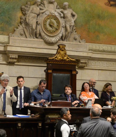 Vereadores falando durante o julgamento de Gabriel Monteiro na C&acirc;mara dos vereadores, no Centro do Rio de Janeiro, nesta quinta (18) - Sandro Vox/Ag&ecirc;ncia O Dia