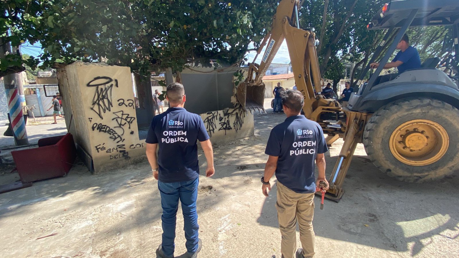 Participaram da opera&ccedil;&atilde;o a Subprefeitura da Zona Oeste, a Guarda Municipal, a Secretaria de Conserva&ccedil;&atilde;o, Comlurb, Light, RioLuz, Zona Oeste Mais e a Coordenadoria de Controle Urbano