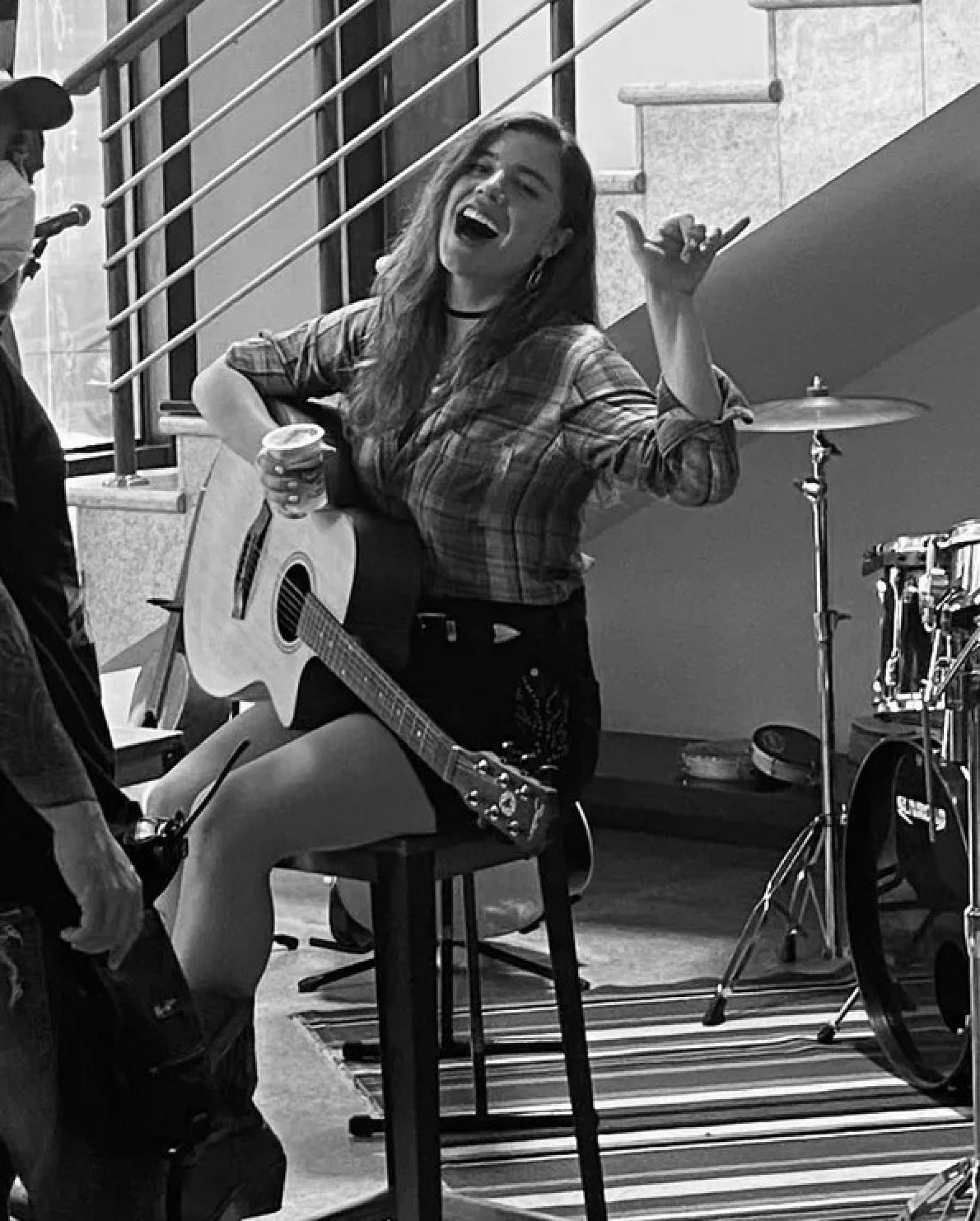 Alice Wegmann nos bastidores da série 'Rensga Hits' - Reprodução/Instagram