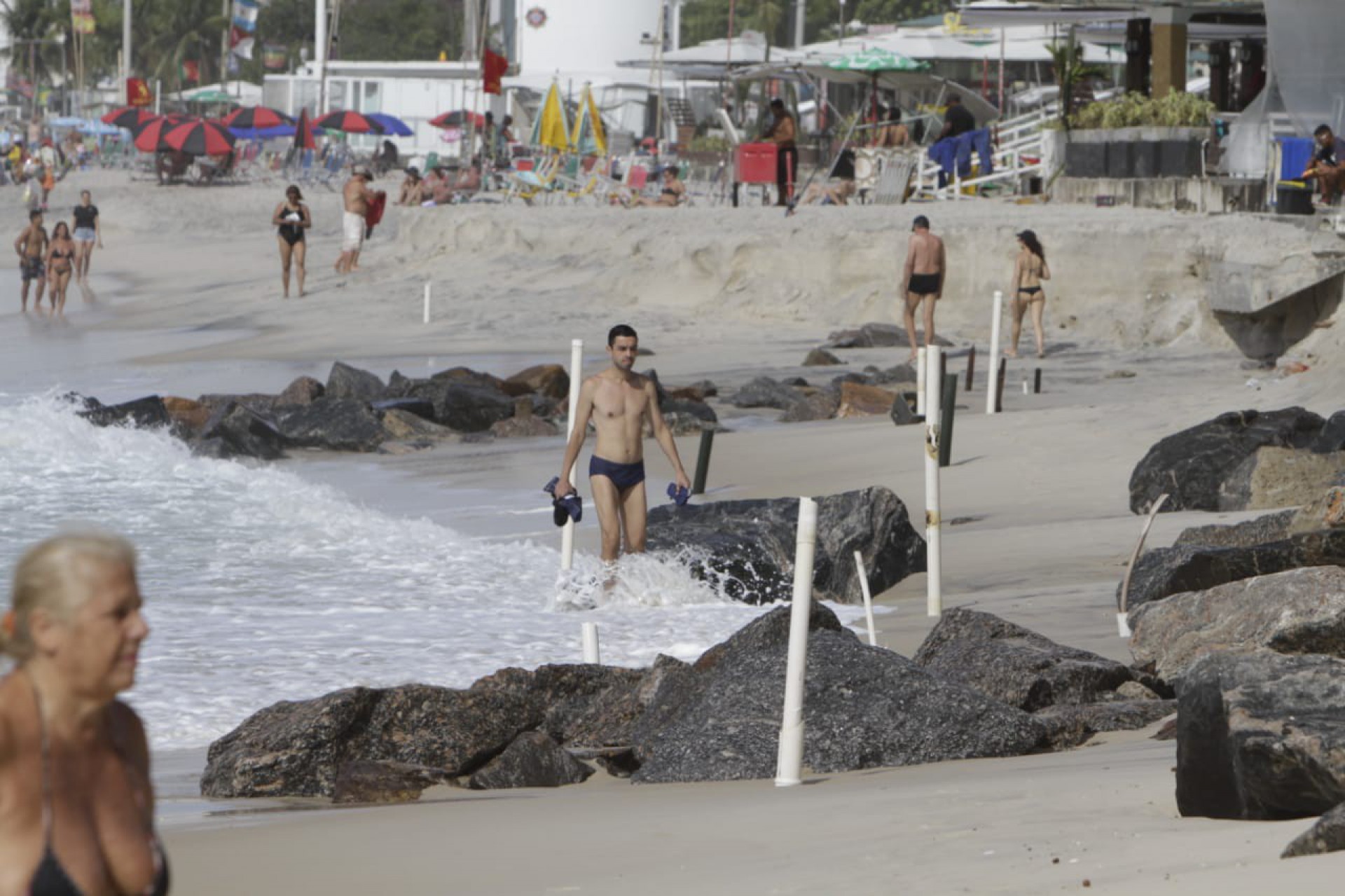 Mesmo com mar agitado, banhistas aproveitaram a Praia de Copacabana - Marcos Porto/Agência O Dia
