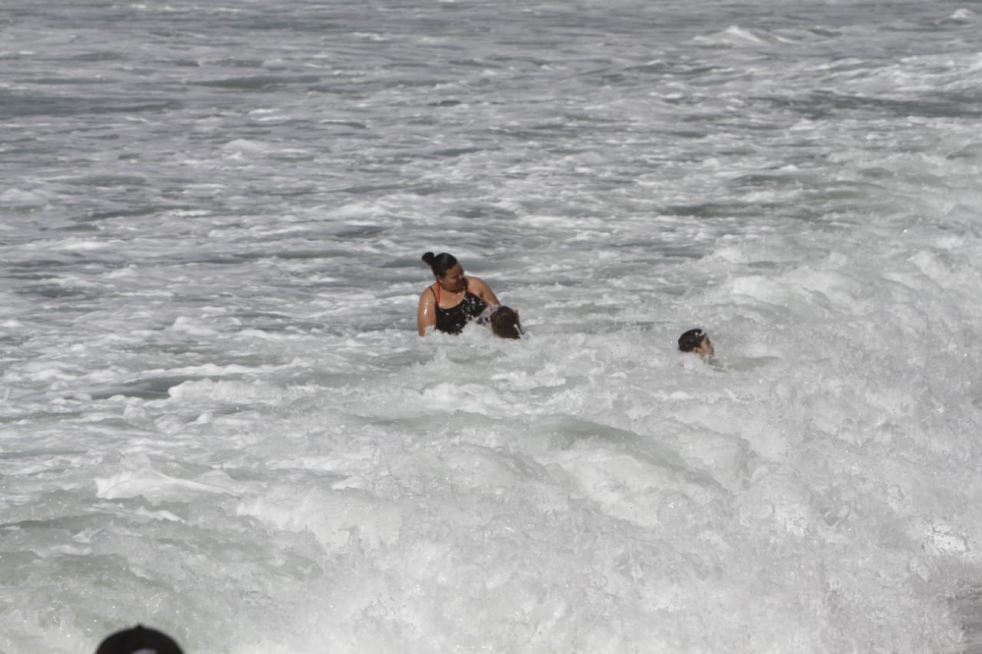 Mar ficou agitada na Praia de Copacabana nesta quinta-feira - Marcos Porto/Agência O Dia