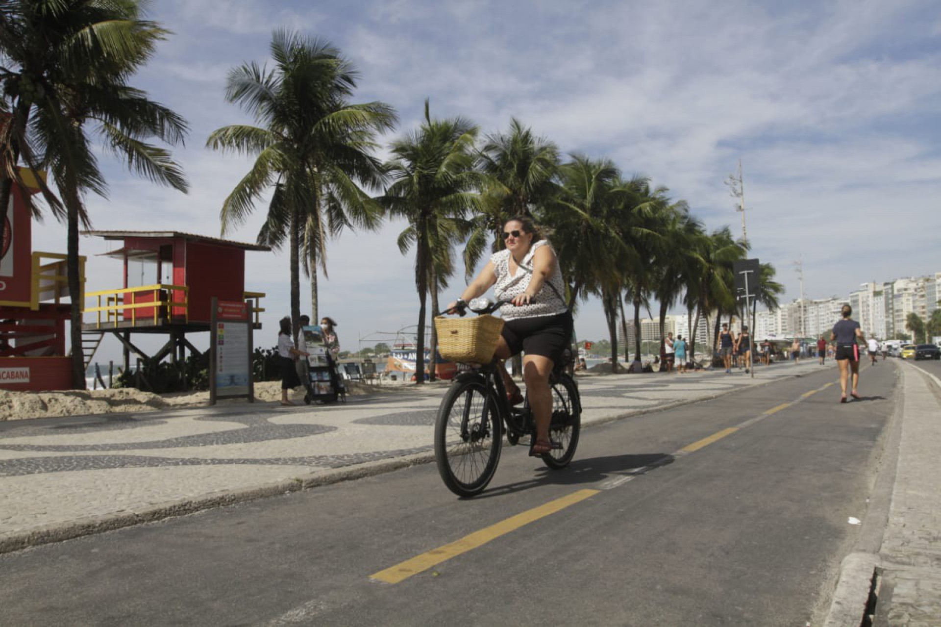 Cariocas aproveitaram quinta-feira de céu claro para pedalarem na orla de Copacabana - Marcos Porto/Agência O Dia