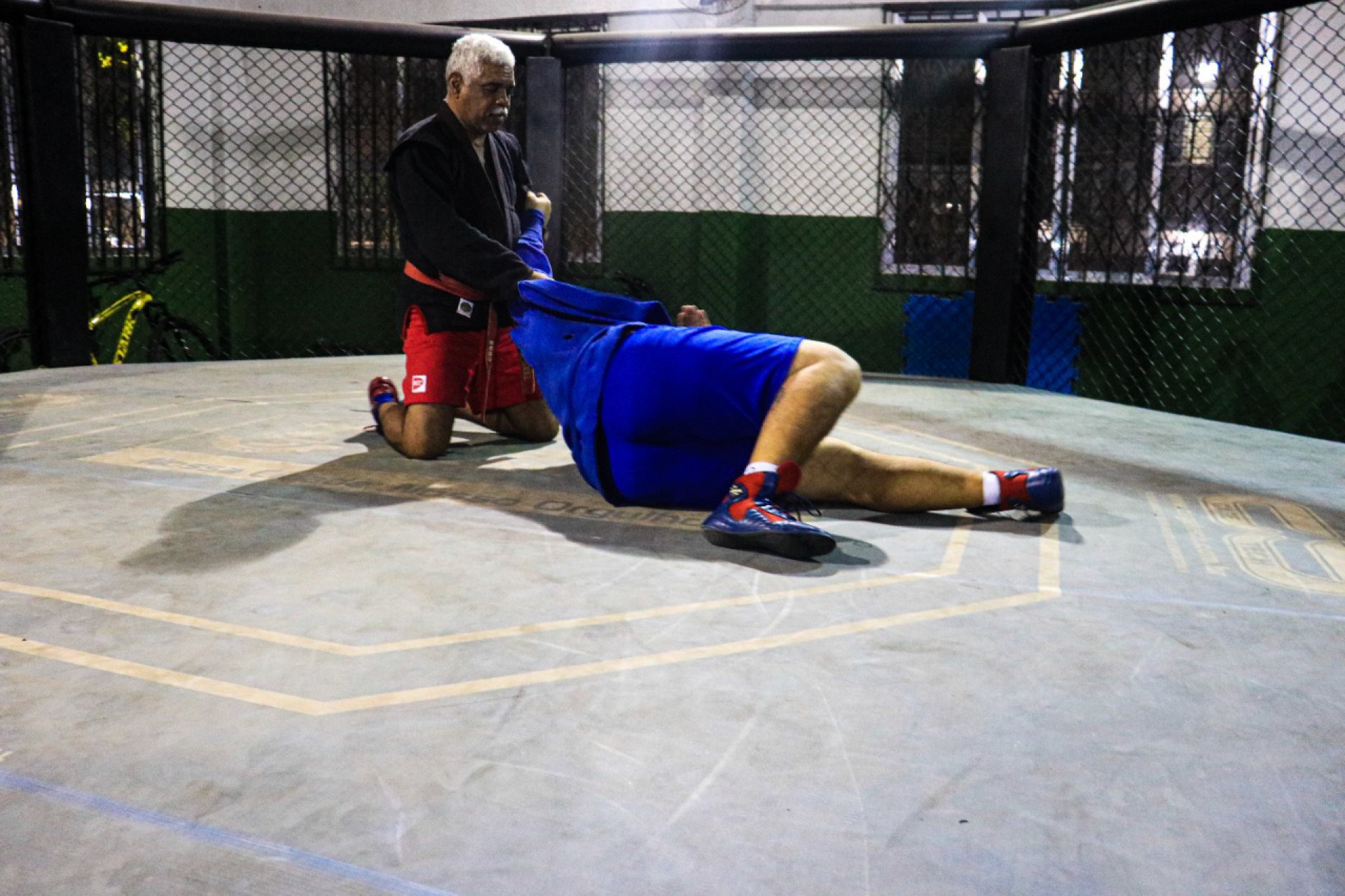 Todos os professores s&atilde;o volunt&aacute;rios e s&atilde;o oferecidas as modalidades carat&ecirc;, jud&ocirc;, box e muay thai, entre outras - Van&iacute;cio Santos / PMN