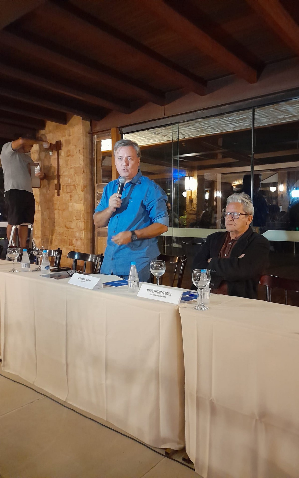 'Estamos anunciando uma parte do que faremos no nosso primeiro mandato', afirmou Alexandre Martins, Prefeito de B&uacute;zios em coletiva - Juarez Volot&atilde;o - Nossa R&aacute;dio 102,5 FM 