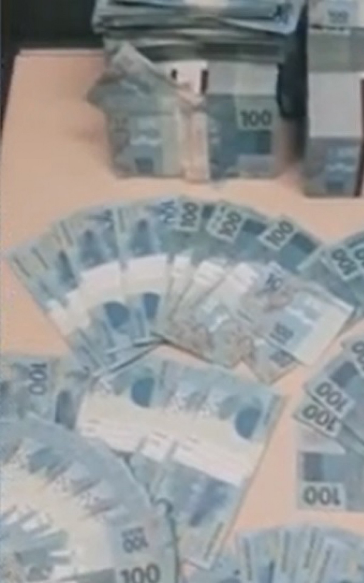 Nas notas falsas estavam escrito: