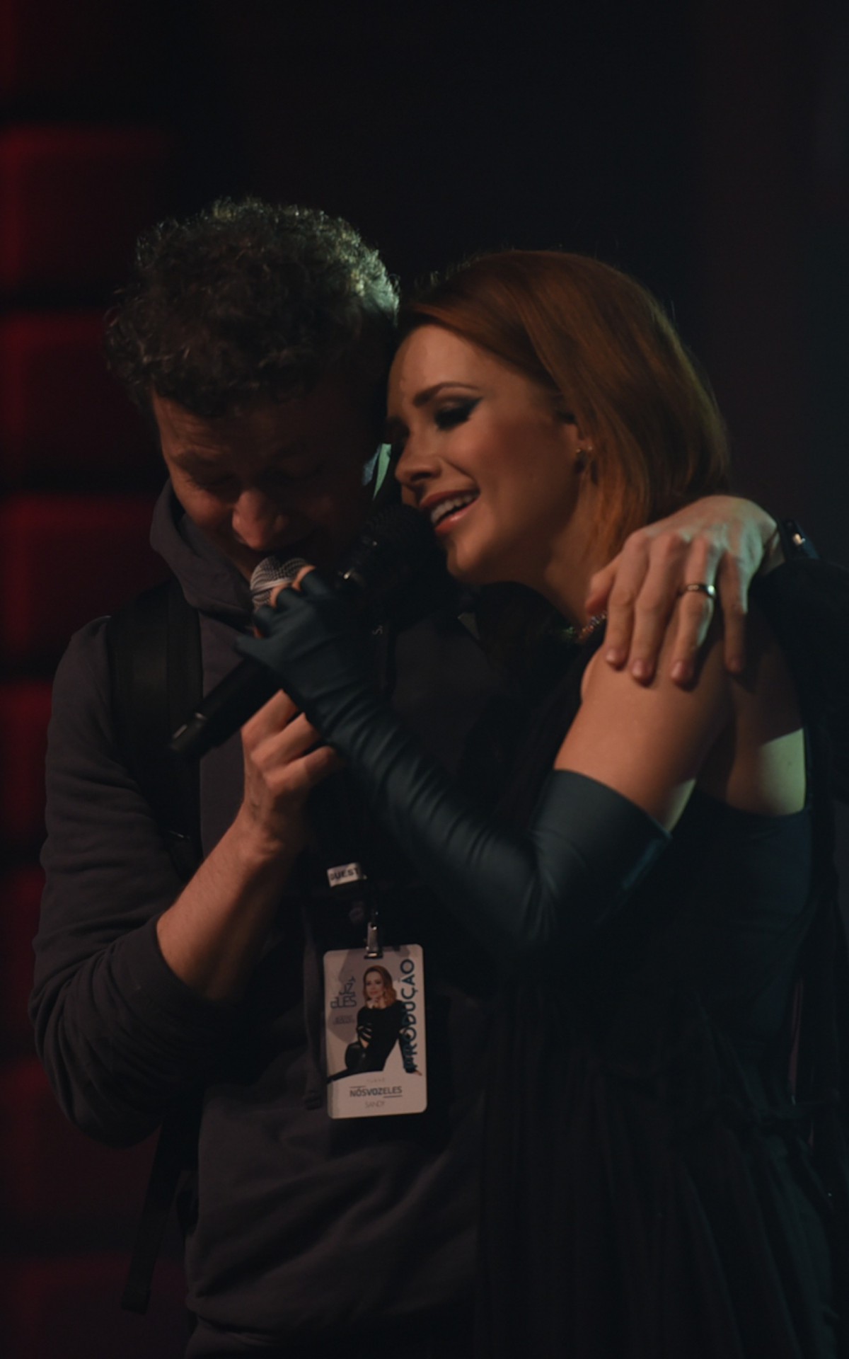 Sandy recebe o marido, Lucas Lima, no palco de sua nova turn&ecirc;