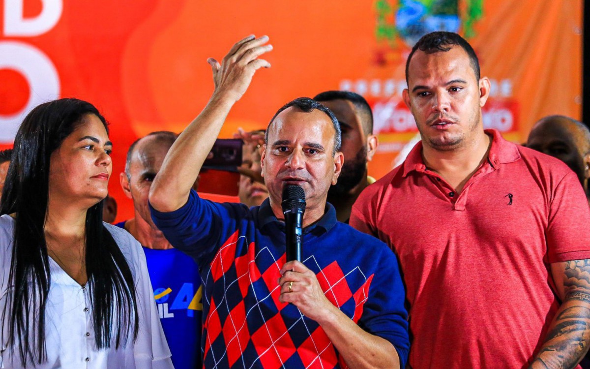 O prefeito Waguinho destacou que, al&eacute;m da pra&ccedil;a, o Shangril&aacute; ganhou ainda um conjunto de obras