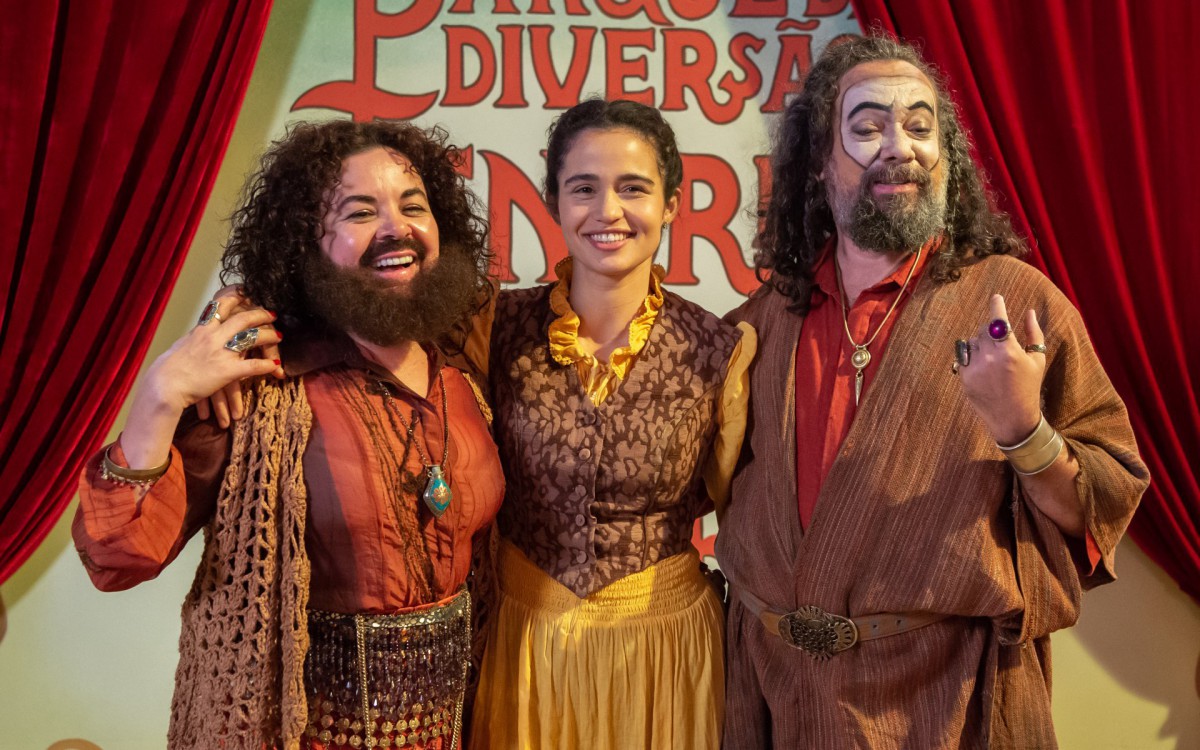 Luna (Nanda Costa) é filha da Mulher Barbada (Suzy Lopes) e do dono do parque de diversões (Márcio Vito) - Globo / Estevam Avellar