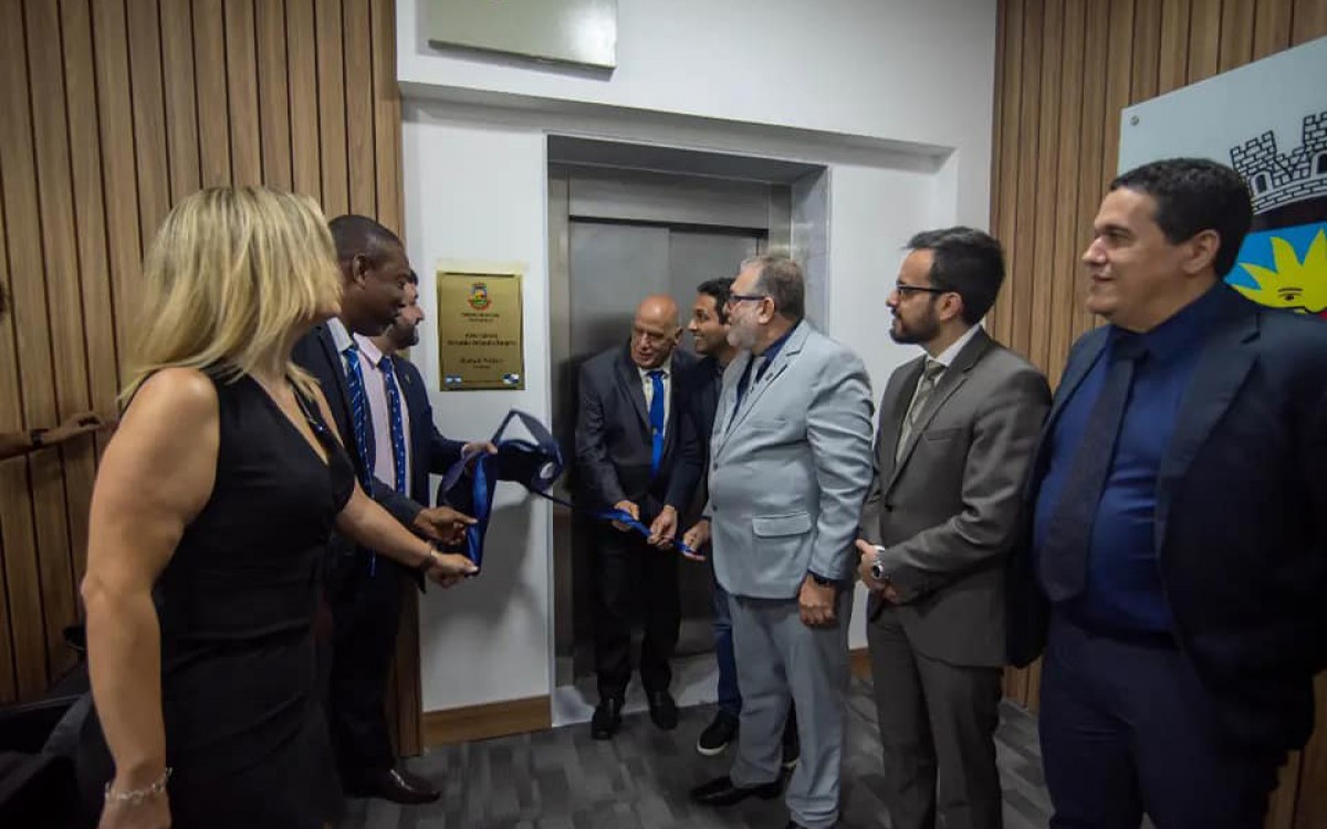 A cerim&ocirc;nia inaugural contou com a participa&ccedil;&atilde;o dos vereadores, al&eacute;m do prefeito Abra&atilde;ozinho e da vice-prefeita, Fl&aacute;via Duarte