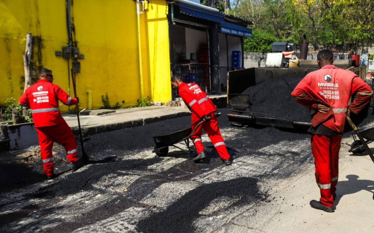 Asfalto chegando na Venda Velha, em S&atilde;o Jo&atilde;o de Meriti 