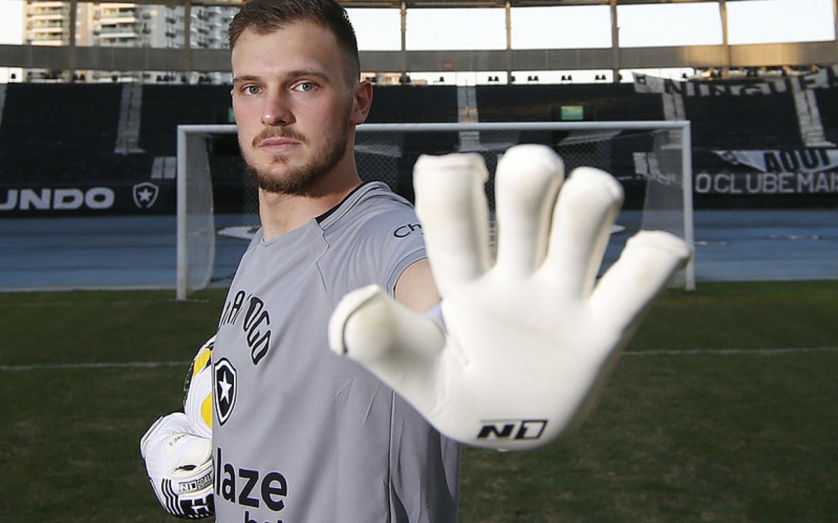 Lucas Perri foi apresentado pelo Botafogo e está à disposição do técnico Luís Castro - Vitor Silva/Botafogo