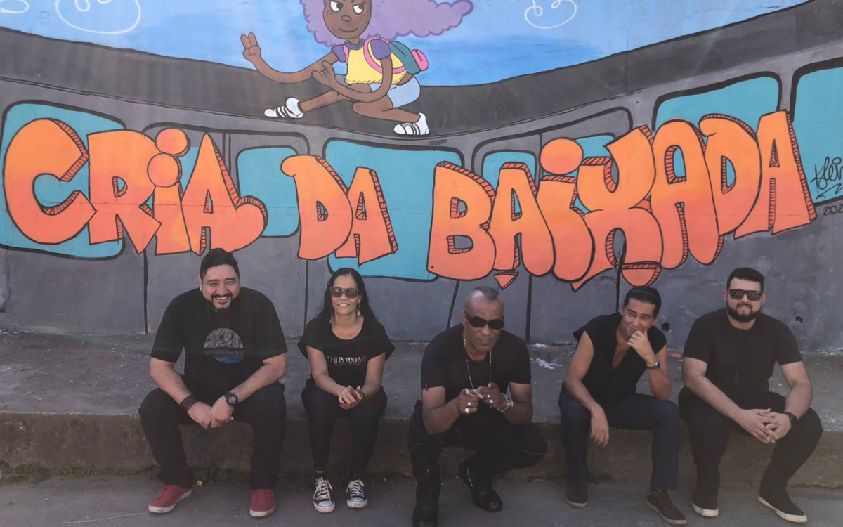 Mauro Abreu (E), Lea Debrohin, Kaubel, Kina Mendes e Matheus Gomes  no muro,  do Centro Cultural Donnana, local de realiza&ccedil;&atilde;o de alguns shows