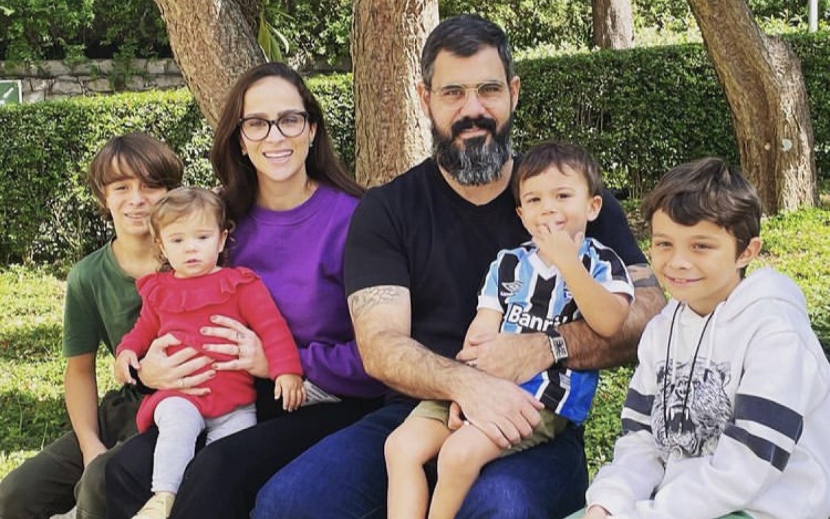 Juliano Cazarré e a esposa Letícia com os filhos  - Reprodução/Instagram 