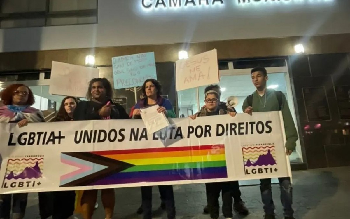 Manifesta&ccedil;&atilde;o em frente &agrave; C&acirc;mara Municipal de Teres&oacute;polis pelos Direitos Sociais do p&uacute;blico LGBTI+