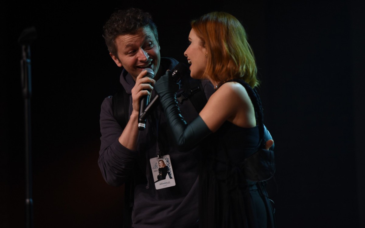 Sandy recebe o marido, Lucas Lima, no palco de sua nova turn&ecirc;