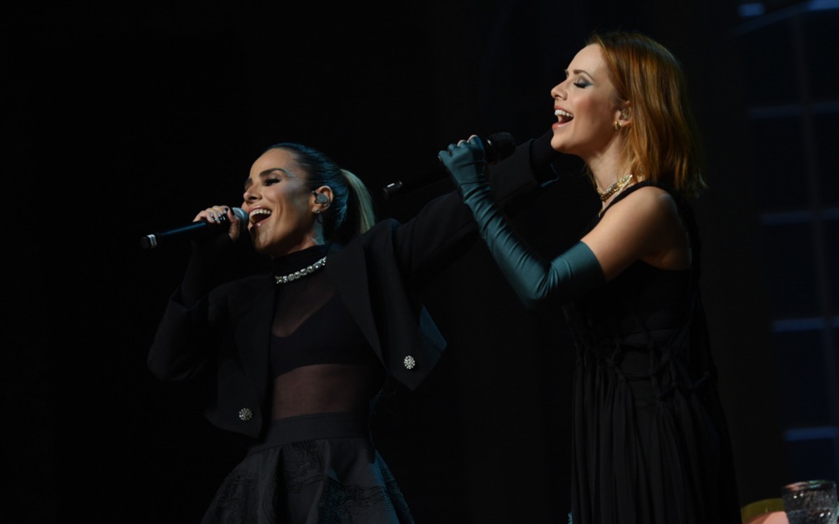 Sandy recebe Wanessa Camargo no palco de sua nova turn&ecirc;